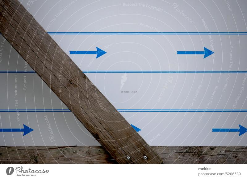 Rückseite mit Richtungsanweisung Symbol Pfeil Schilder & Markierungen Zeichen Orientierung Wegweiser Navigation Hinweis Hinweisschild rechts zeigen