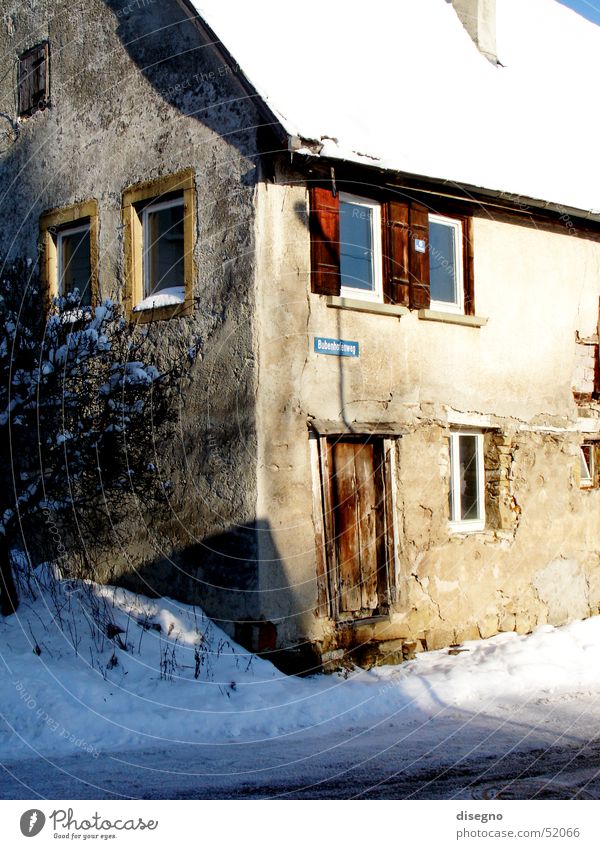 Die alte Ecke Haus Fenster Fensterladen Ruine baufällig Denkmalschutz Dorf Gebäude Schnee altes haus bubenhofweg