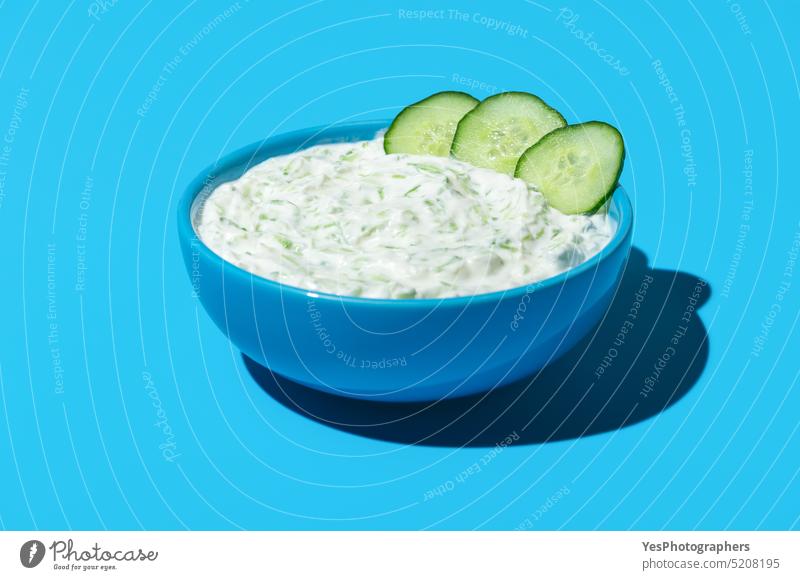 Tzatziki-Sauce Schüssel isoliert auf einem blauen farbigen Hintergrund oben Amuse-Gueule Schalen & Schüsseln Frühstück hell cacik Nahaufnahme Farbe Textfreiraum