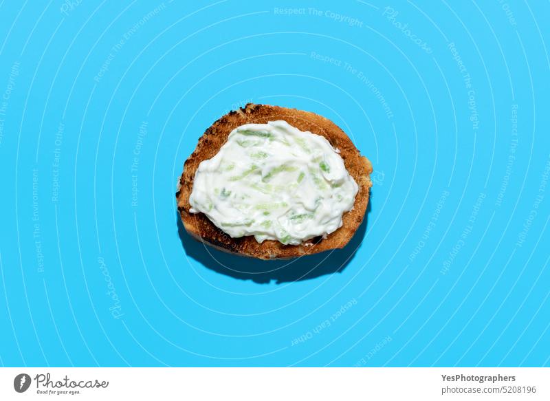 Tzatziki-Sauce auf geröstetem Brot, Ansicht von oben auf blauem Hintergrund Amuse-Gueule Frühstück hell cacik Farbe Textfreiraum Sahne Salatgurke Küche