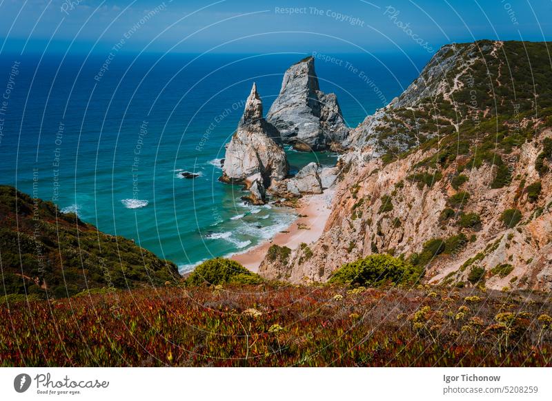 Surreale und bizarre Felsen am Praia Da Ursa Beach, Sintra, Portugal. Hoch aufragende Klippen im Licht des goldenen Sonnenuntergangs. Atlantikküste in der Nähe des berühmten Cabo Da Roca in Portugal