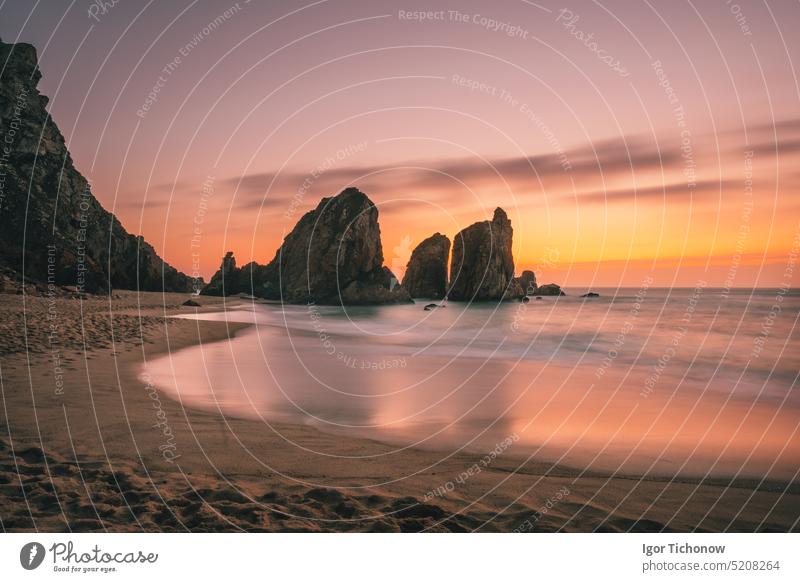 Ursa Beach in der Nähe von Cape Roca an der Atlantikküste in Portugal. Sandstrand mit Meeresstapeln im goldenen Abendhimmel reisen Strand atlantisch Urlaub