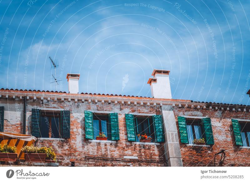 Italien. Venedig altes Haus mit Vintage-Fassade mit Holzfenstern auf der Straße Tür lebhaft Stadt venezianisch Veneto Italienisch urban Europa Fenster