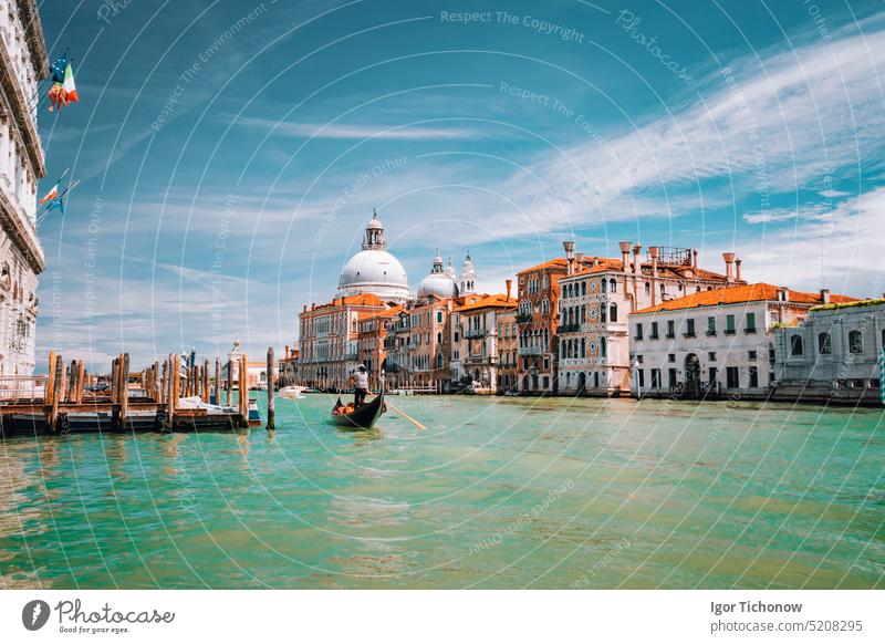 Venedig, Italien. Touristische Gondelfahrt auf dem Canal Grande. Basilika Santa Maria della Salute gegen blauen Himmel und weiße Wolken Kathedrale venezia