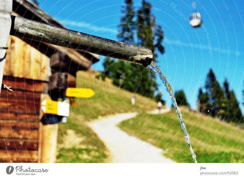 Brunnenrohr Unschärfe Fußweg Holzhütte Wasser Eisenrohr Wege & Pfade Hütte Alm Wegweiser Röhren Süßwasser Trinkwasser Wasserstrahl Rinnsal Berghütte Gondellift