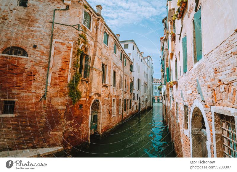 Venedig, Italien. Blick auf den Kanal Rio de Garzoni und die Backsteinmauer eines alten Gebäudes Ansicht antik Baustein piazza Himmel Skyline Tourismus