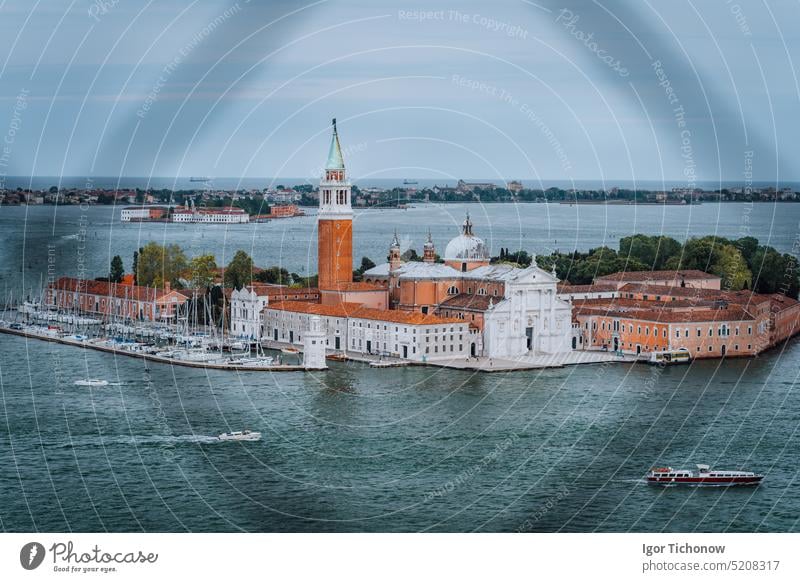 Chiesa di San Giorgio Maggiore oder Insel San Giorgio Maggiore vom Glockenturm des Markusdoms in Venedig, Italien. Turm Kirche Europa Lagune Veneto venezia