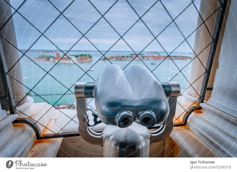 Fernglas im Uhrenturm von Venedig, Italien mit Chiesa di San Giorgio Maggiore unscharf im Hintergrund. Reisen, Urlaub und Tourismus Konzept Flitterwochen della