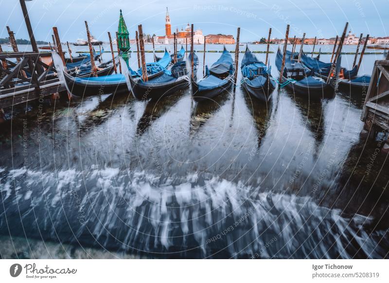 Gondeln auf dem Canal Grande im warmen Abendlicht, die Kirche San Giorgio Maggiore im Hintergrund. Langzeitbelichtung Kanal herrschaftlich fliegend Tag wolkig