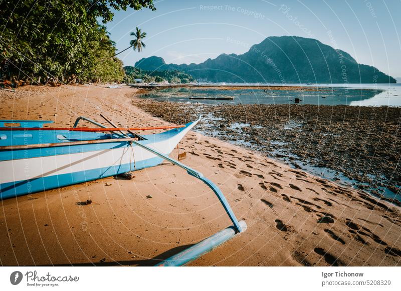 Blick auf die Bucht von El Nido mit einem lokalen Banca-Boot bei Ebbe, malerische Landschaft am Nachmittag, Palawan, Philippinen el nido seicht Inselhüpfen