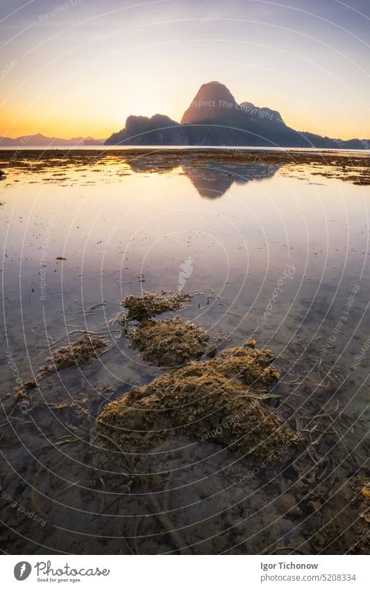 El Nido Abenteuer, schöne Cadlao Insel bei Sonnenuntergang bei Ebbe mit Oberflächenreflexion. Palawan Insel, Philippinen Reflexion & Spiegelung Ansicht palawan