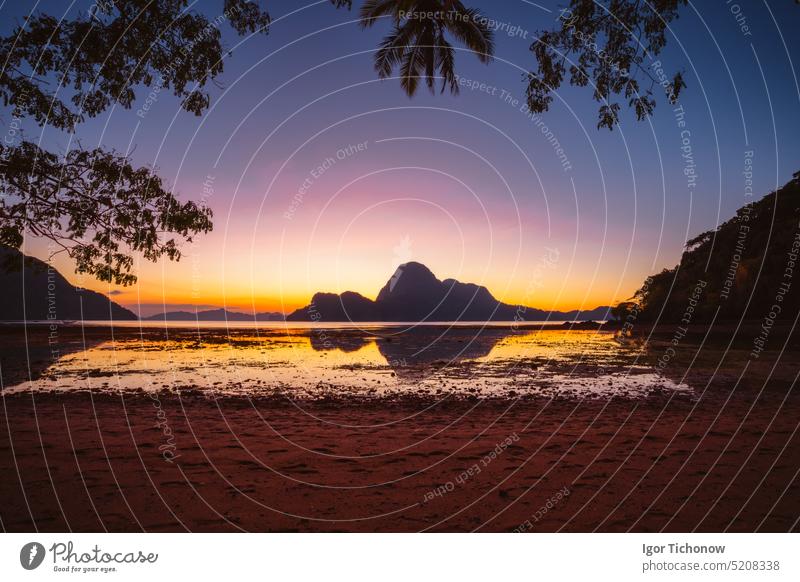 Sonnenuntergang auf einer tropischen Insel mit Silhouette von Palmen. Bucht von El Nido. Philippinen schön Natur reisen Wasser Strand golden Küste Landschaft