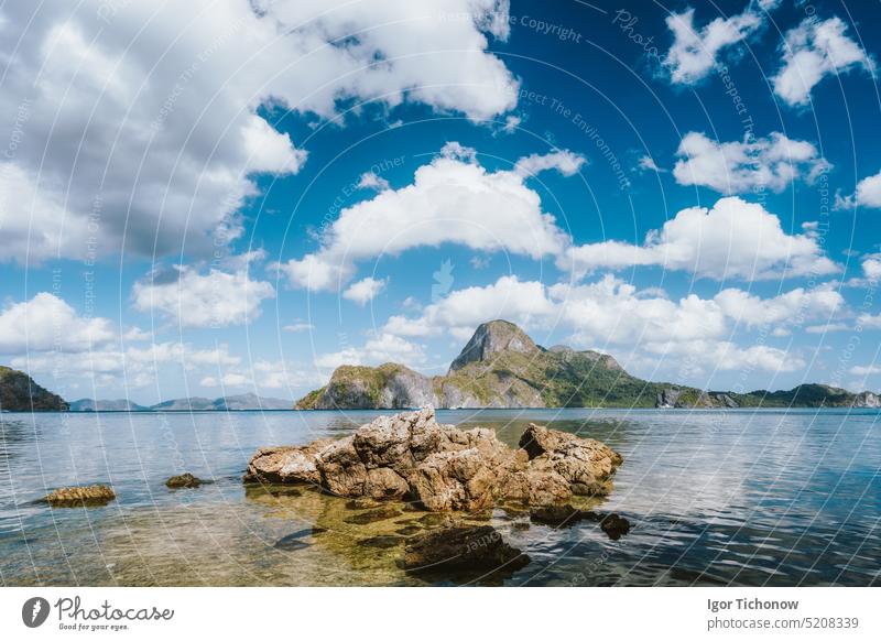 Bucht von El Nido mit felsiger Küste und der Insel Cadlao an einem sonnigen Tag, Palawan, Philippinen Urlaub palawan reisen Landschaft Panorama tropisch Strand