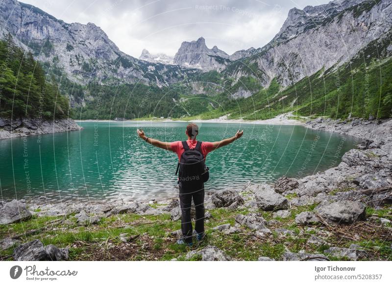 Glücklicher Reisender, der am Oberen Gosausee steht und das Dachsteingebirge bewundert. Gosau, Salzkammergut, Österreich, Europa Mann Kofferraum gosausee Gipfel