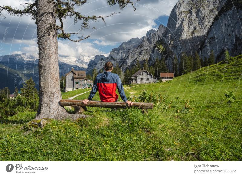 Reisender rastet auf Wanderweg in Gosau, Salzkammergut, Österreich, Europa Mann Dachstein Kofferraum gosausee Glück Gipfel Landschaft Natur Top Backpacker aktiv