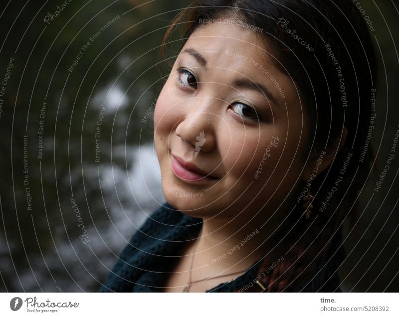 Frau im Halbdunkel, lächelnd Portrait Gesicht Blick in die Kamera feminin geheimnisvoll Wald close draußen Schmuck intensiv Halbprofil freundlich zufrieden