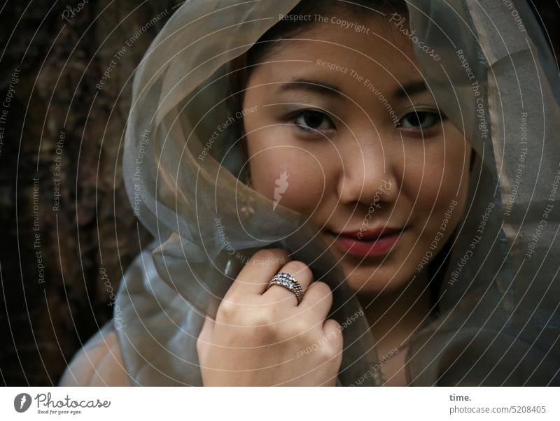 Frau mit Tuch Portrait Gesicht Stoff Blick in die Kamera feminin lächeln geheimnisvoll Wald close draußen Hand Schmuck intensiv Schutz