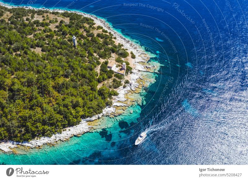 Leuchtturm des Dorfes Fiskardo. Yacht Boot in blauem Meer Ankunft im Hafen in Kefalonia Insel, Griechenland Bucht fiskardo Portwein ionisch MEER Antenne Wasser