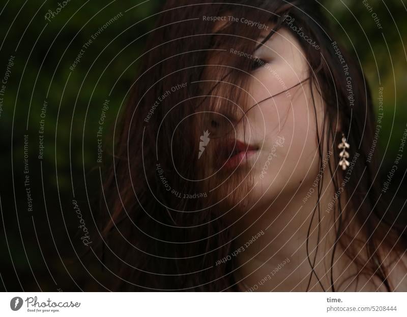 Frau mit nassem Haar im Regen frau weiblich langhaarig dunkelhaarig düster Stimmung emotional Melancholie Regentropfen Blick nachdenklich Schmuck