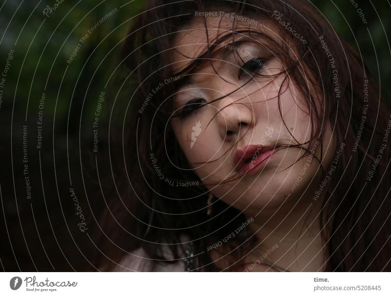 Frau mit nassem Haar im Regen frau weiblich langhaarig dunkelhaarig düster Stimmung emotional Melancholie Regentropfen Blick nachdenklich