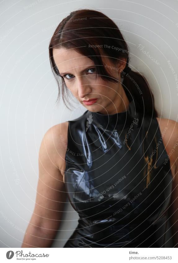 Frau mit verärgertem Blick Lack langhaarig feminin dunkelhaarig Schauspielerin Glanz Science Fiction weiblich Zopf Portrait schauen skeptisch Kleid