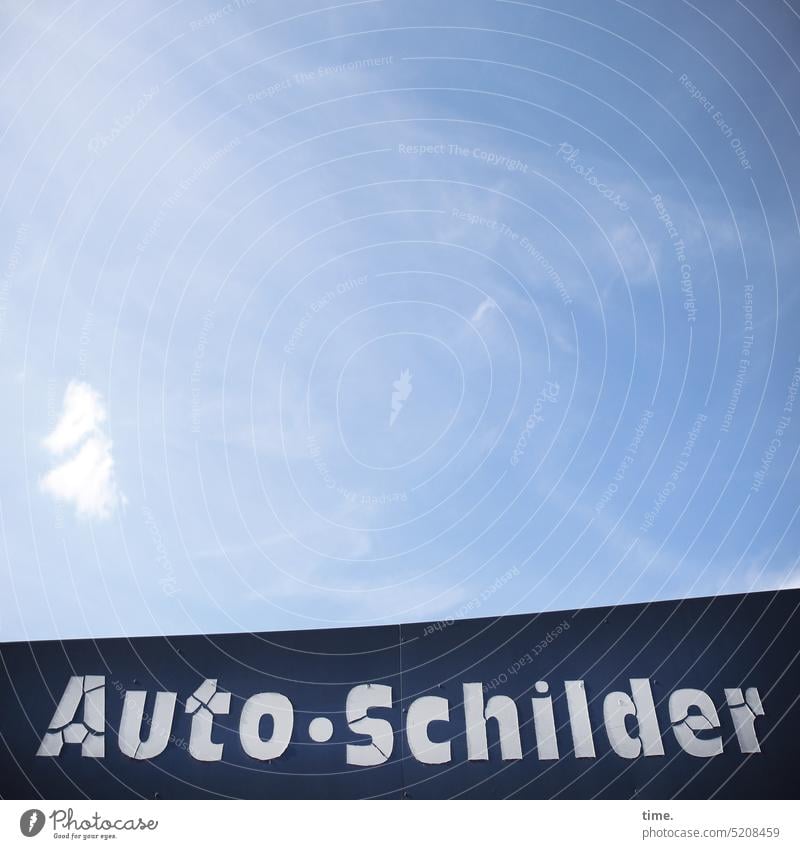 ausgeschildert Schild Auto Werbung Himmel Wolken kaputt lädiert angeschlagen Folie Autoschilder KfZ Mobilität Fahrzeug Service Verkehr Individualverkehr Gebäude