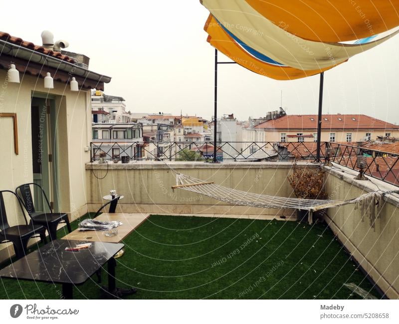 Hängematte mit Sonnensegel auf der Dachterrasse eines Hotel in der Altstadt von Taksim im Sommer an der Istiklal Caddesi im Stadtteil Beyoglu in Istanbul am Bosporus in der Türkei