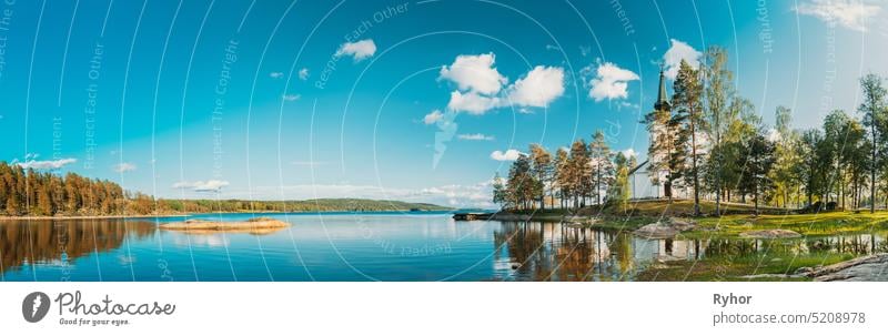 Tocksfors, Schweden. Alte weiße Stommen Kirche in sonnigen Sommertag. Lokales Wahrzeichen. Rundblick schön Szene Skandinavien Felsen friedlich Flussufer