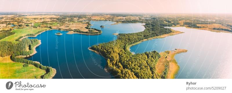 Bezirk Braslaw, Vitebsk Voblast, Weißrussland. Aerial View Of Nedrovo Lake, Green Forest Landschaft. Top View Of Beautiful European Nature From High Attitude. Ansicht aus der Vogelperspektive. Berühmte Seen. Rundblick