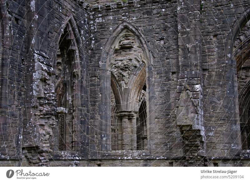 Blick in eine Kirchenruine auf eine Steinsäule Steinkirche Steinbögen Steinbogen Ruine graue Steine Blick nach Innen Architektur Gebäude Bauwerk Mauer Wand