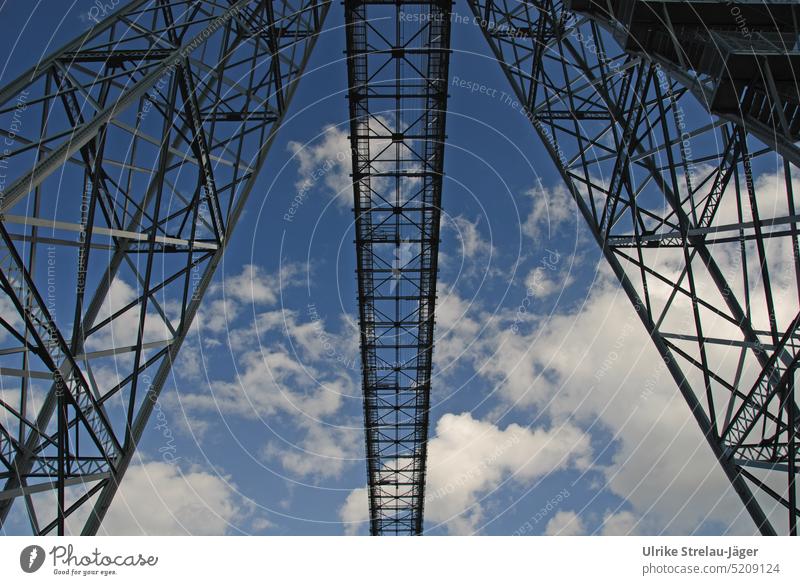 Wolkenbrücke aus Metall Brücke Steeg Metallbrücke Metallsteeg Himmel weisse Wolken blauer Himmel aufragend aufstrebend Metallpfeiler Pfeiler Metallkonstruktion