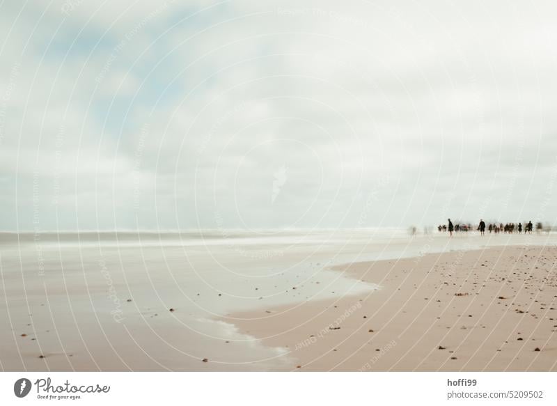 verschwommene Menschenmenge am seichten Strand von Skagen bei bewölktem Himmel seichtes Wasse seichtes Wasser Nordsee Ostsee Meer Küste Ferien & Urlaub & Reisen