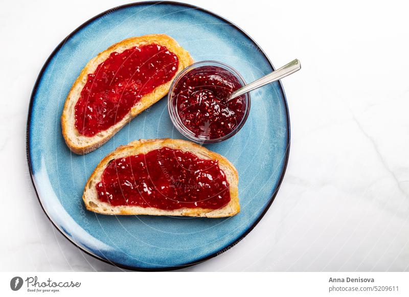 Himbeermarmelade auf Toast Marmelade Brot Zuprosten Himbeer-Konfitüre Sauerteig Brötchen Himbeeren Beeren Minze Butter Belegtes Brot Lebensmittel Mahlzeit