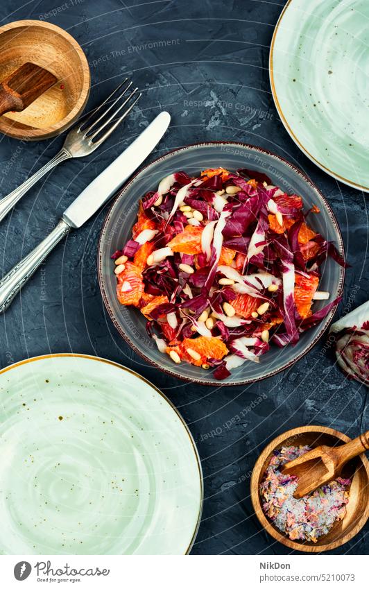 Gemüsesalat mit Zichorie auf einem Teller Salatbeilage Chicorée Radicchio Veganer Gesundheit frisch Lebensmittel Vegetarier Blatt Diät Zichoriensalat Grapefruit