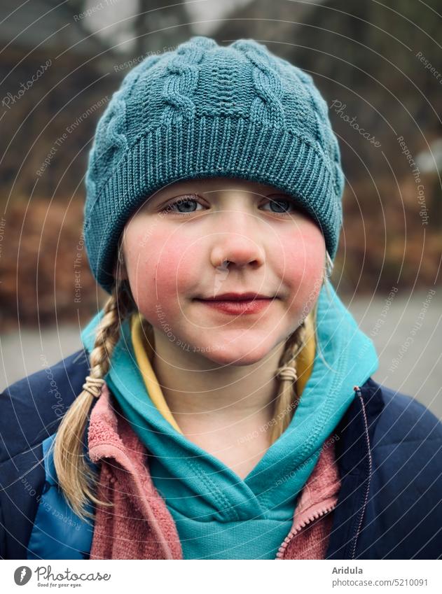 Portrait | Mädchen mit Zöpfen und Strickmütze Porträt Mensch Gesicht Blick Kind Kopf Haare & Frisuren Kindheit Lächeln Augen blond kalt Herbst rote Wangen Jacke