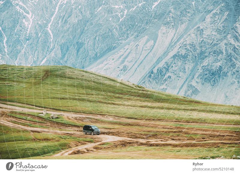 Schwarzer SUV Auto auf Off-Road im Frühling Berge Landschaft in Georgia. Fahren und Reisen Konzept. Landschaft der Schlucht im Frühling Saison Automobil Hügel