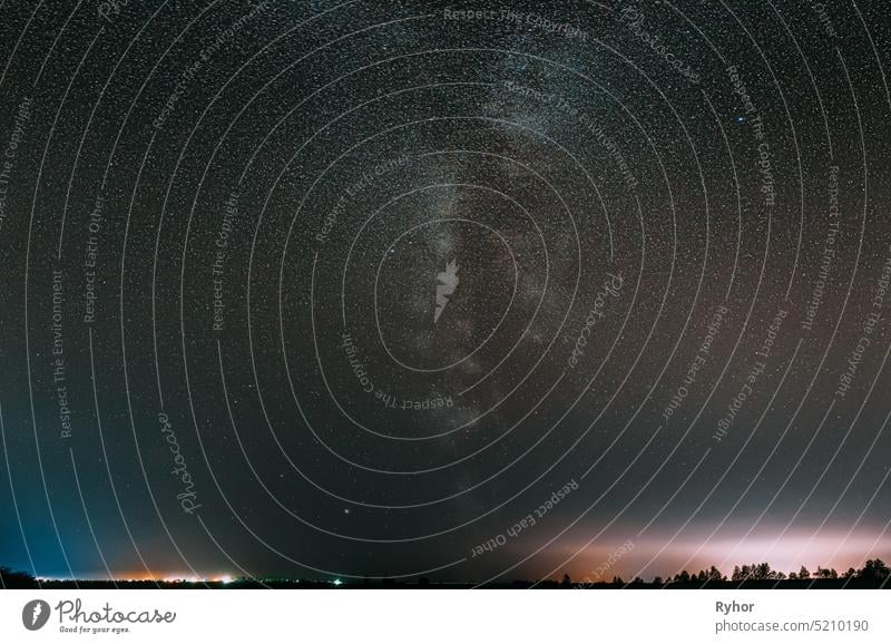 Milchstraße Galaxie in der Nacht Sternenhimmel mit leuchtenden Sternen über Landschaft Landschaft wirklich Abend Milchstraßengalaxie Schmuckkörbchen natürlich