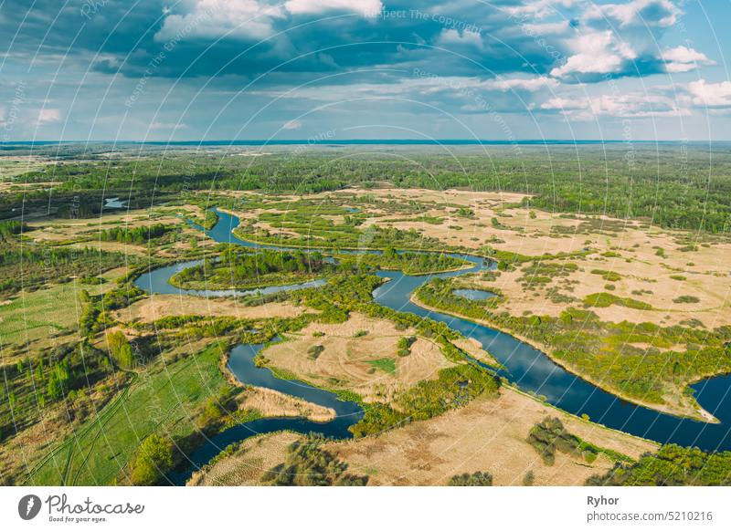 Luftaufnahme Grüner Wald Wälder und Flusslandschaft in sonnigen Sommertag. Top View of Beautiful European Nature From High Attitude In Spring Season. Drone Ansicht. Vogelperspektive Ansicht