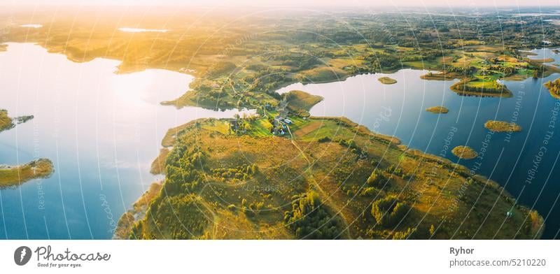 Braslaw oder Braslau, Vitebsk Voblast, Weißrussland. Luftaufnahme der Halbinsel Maskovichi Nedrava See. Waldlandschaft im sonnigen Herbst Morgen. Top View Of Beautiful European Nature From High Attitude. Ansicht aus der Vogelperspektive. Panorama. Berühmte Seen. Natürliche Wahrzeichen