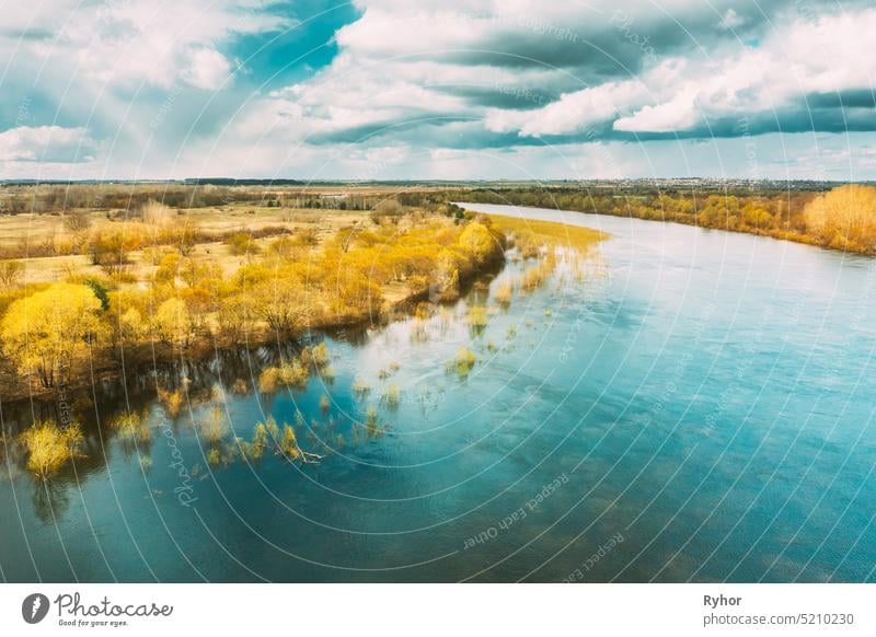 Fluss während des Frühjahrshochwassers. Luftaufnahme Landschaft. Top View Of Beautiful European Nature From High Attitude In Springtime Season Park Wald