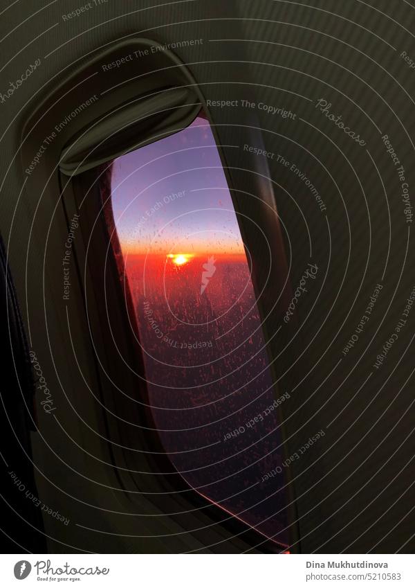 Sonnenaufgang oder Sonnenuntergang aus dem Flugzeugfenster, vertikale Aufnahme Himmel Hintergrund blau im Freien Cloud Landschaft Licht Sommer Schönheit