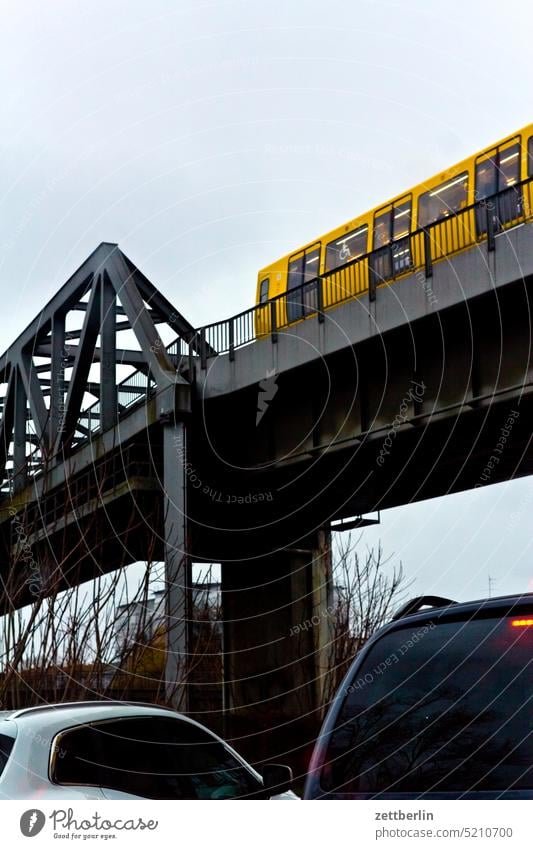 U-Bahn architektur berlin büro city deutschland dämmerung fassade fenster froschperspektive gebäude hauptstadt haus himmel hochhaus innenstadt kiez leben mitte