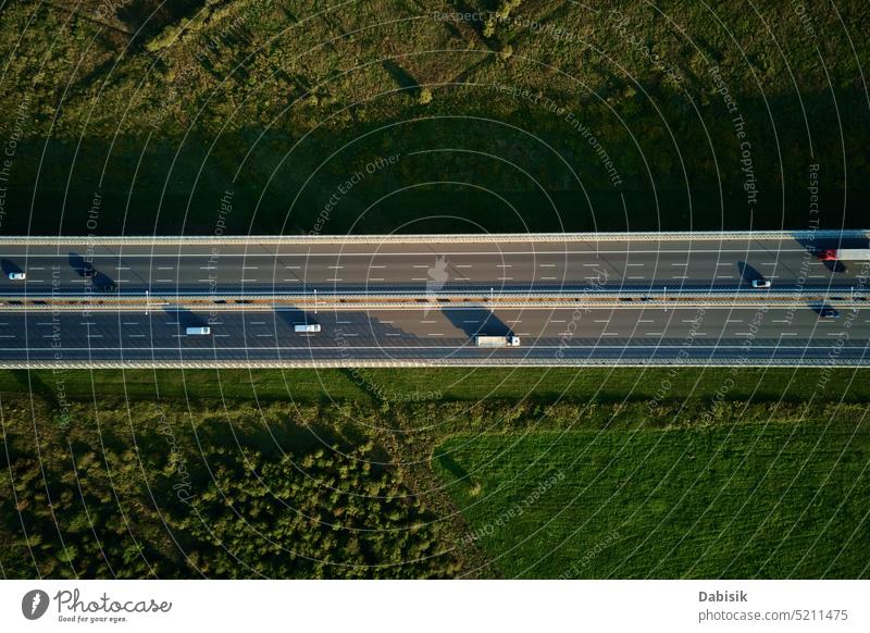 Autos fahren auf der Autobahn in der Nähe von Waldbäumen, Draufsicht Verkehr PKW Straße Transport grün Landschaft Overhead oben Antenne Asphalt Automobil