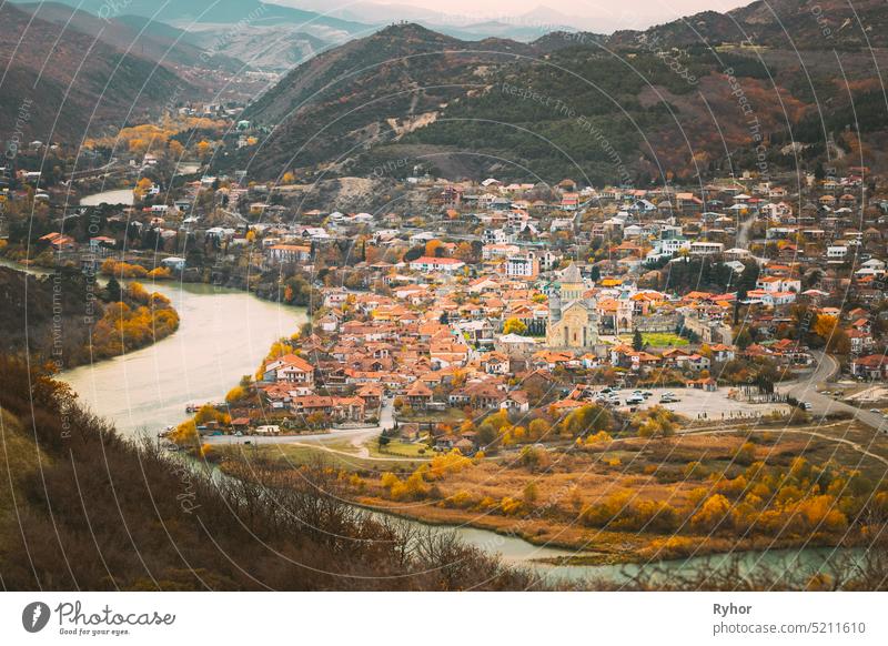 Mtskheta Georgien. Blick vom Dach auf die antike Stadt und die Svetitskhoveli Kathedrale während eines Herbsttages. UNESCO-Weltkulturerbe Sightseeing Erbe