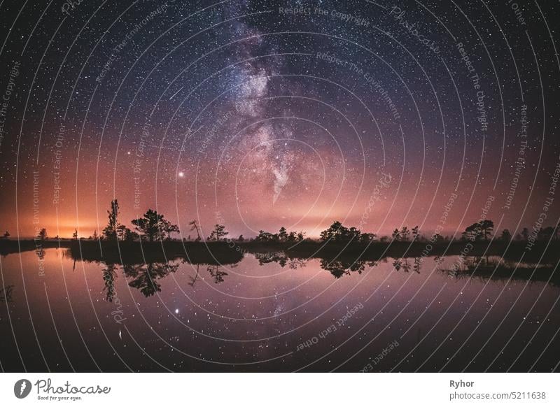 See-Natur-Landschaft. Nacht Sternenhimmel Milchstraße Galaxie mit leuchtenden Sternen und Mond. Natur Nachthimmel Reflexion im Wasser. Bunte Himmel in Blau und Lila Farben