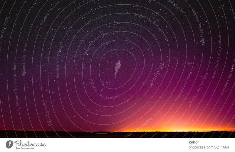 Nachthimmel Glühende Sterne Hintergrund Kulisse. Bunte Himmel Gradient. Sonnenuntergang, Sonnenaufgang Lichter und bunte Nacht Sternenhimmel in Gelb Rosa Magenta Orange Lila Farben. Dunkler Boden. Kopieren Raum