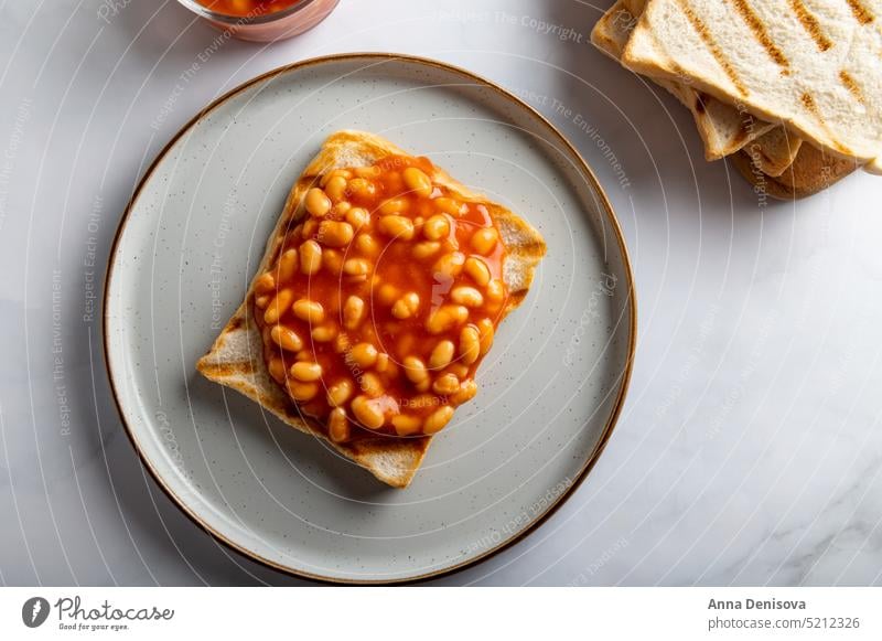 Baked Beans auf Toast Bohnen auf Toast Brot Zuprosten Tomate Saucen Scheibe Briten geröstet geschmackvoll Frühstück Essen Gesundheit Teller Vegetarier Snack