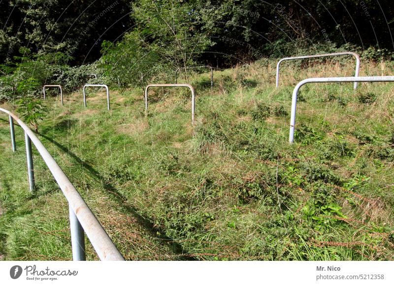 lost ground Tribüne Stadion Sportstätten Freizeit & Hobby lost places zugewachsen Wandel & Veränderung Zahn der Zeit Verfall Vergänglichkeit Arena