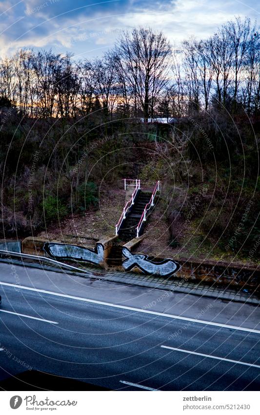 Geheimer Zugang zur Autobahn abbiegen asphalt auto autobahn ecke fahrbahnmarkierung fahren ferien fortbewegung gerade hauptstraße hinweis kante kurve linie