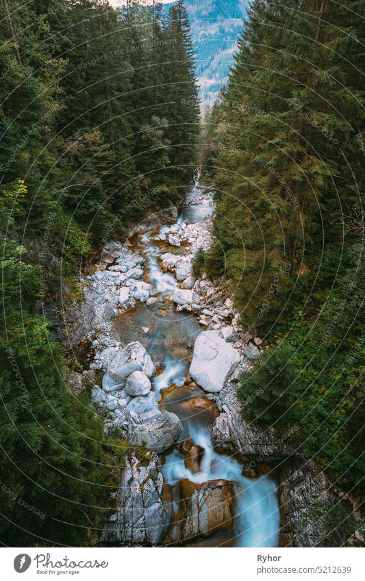 Tatra-Nationalpark, Polen. Wasserfall Wodogrzmoty Mickiewicza im Sommer Tatra Gebirge Landschaft. Europäische Natur. schön Ausflugsziel Europa fallen berühmt